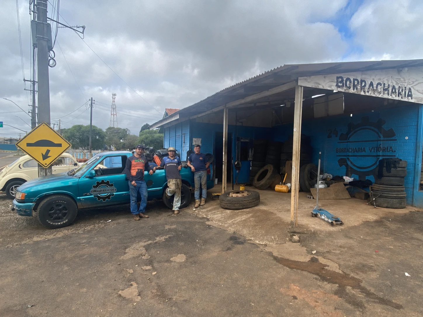 Equipe e veículo da Borracharia Vitória